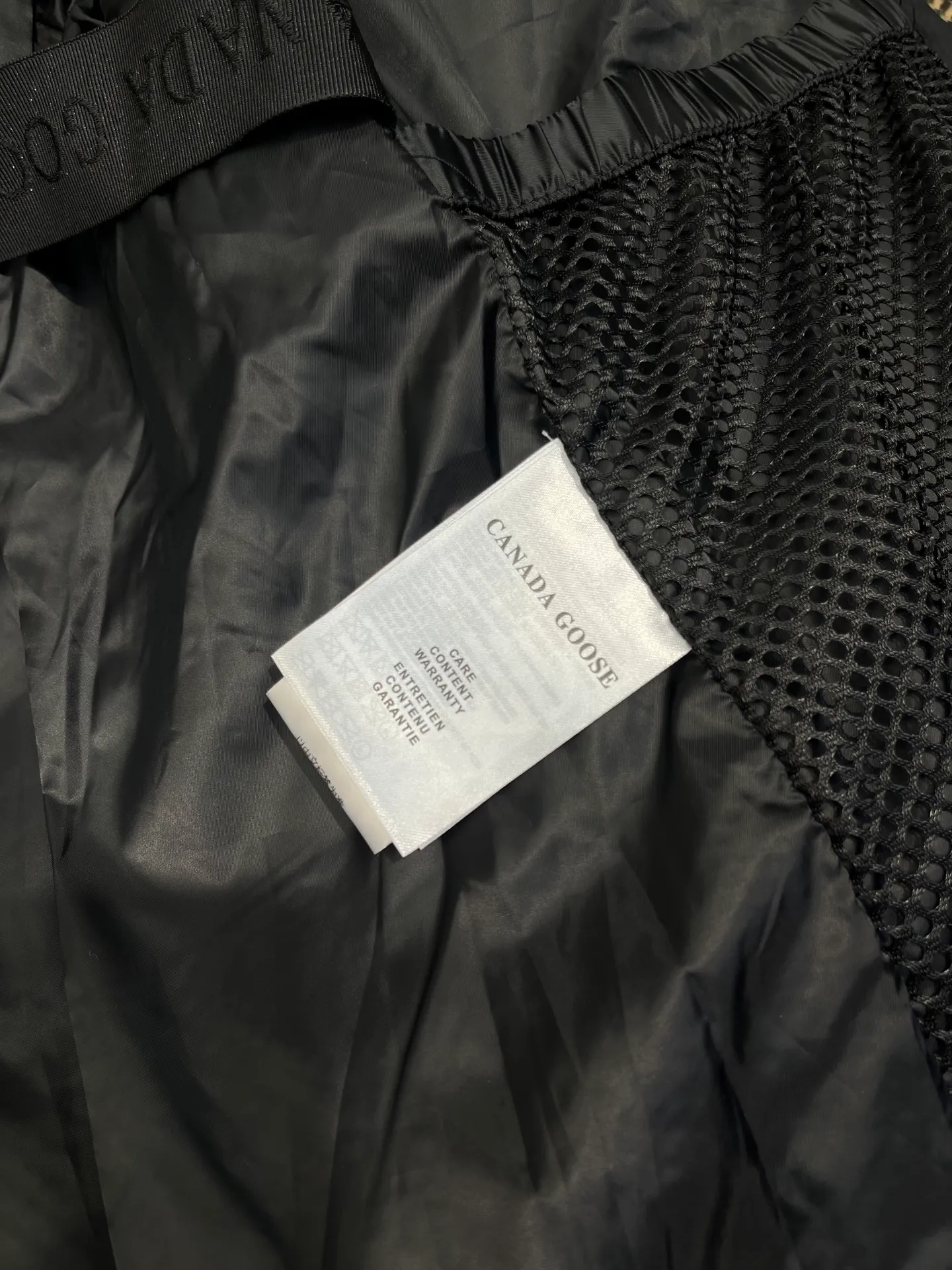P800 Canada gooes】Large Goose Sleeve Stand Collar Down Jacket The Lawrence Down Jacket provides essential protection for everyday adventures. Delicately soft fabric, this is a water-repellent fabric that is soft to the touch yet durable. Filled with extremely fluffy white duck down. This piece has a quilted body and structured down. Padded collar and reflective double-stripe grip tape. Extended hem and tucked-in inner rib-knit cuffs.  Size: XS-2XL